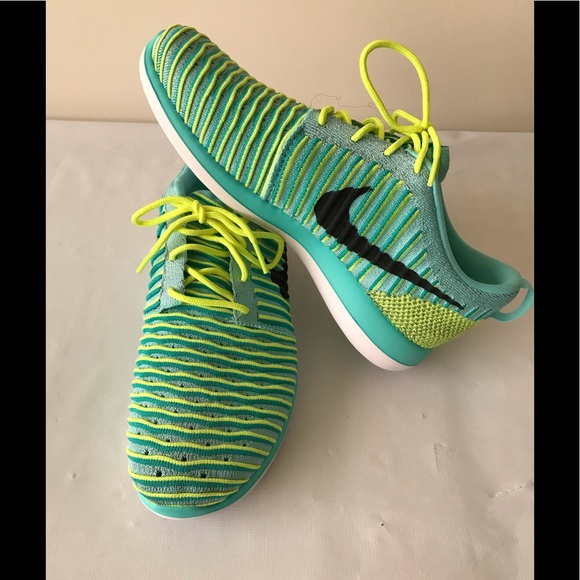 Nike Shoes - NEW! Women’s Air Nike Roshe Flyknit sz  8